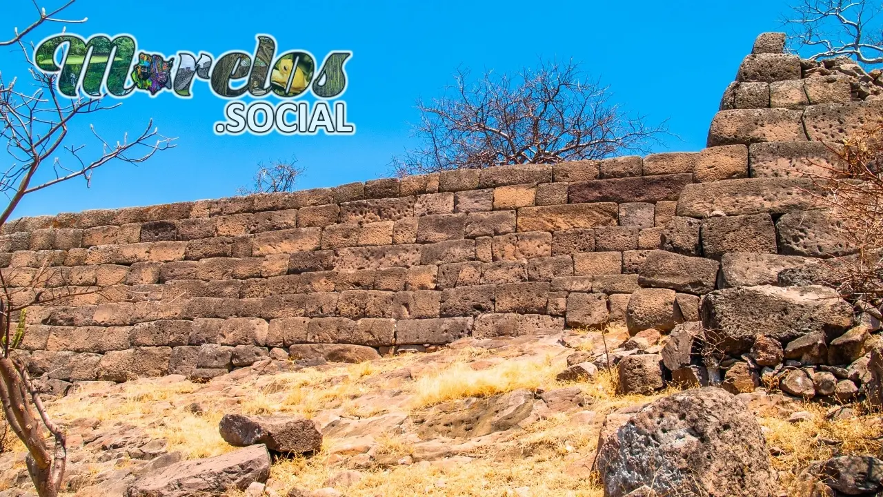 Ruinas Ancestrales en Chimalacatlán: Pirámides en lo Alto del Cerro del Venado