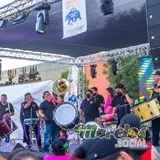 Los sones de la banda de viento desde el escenario.