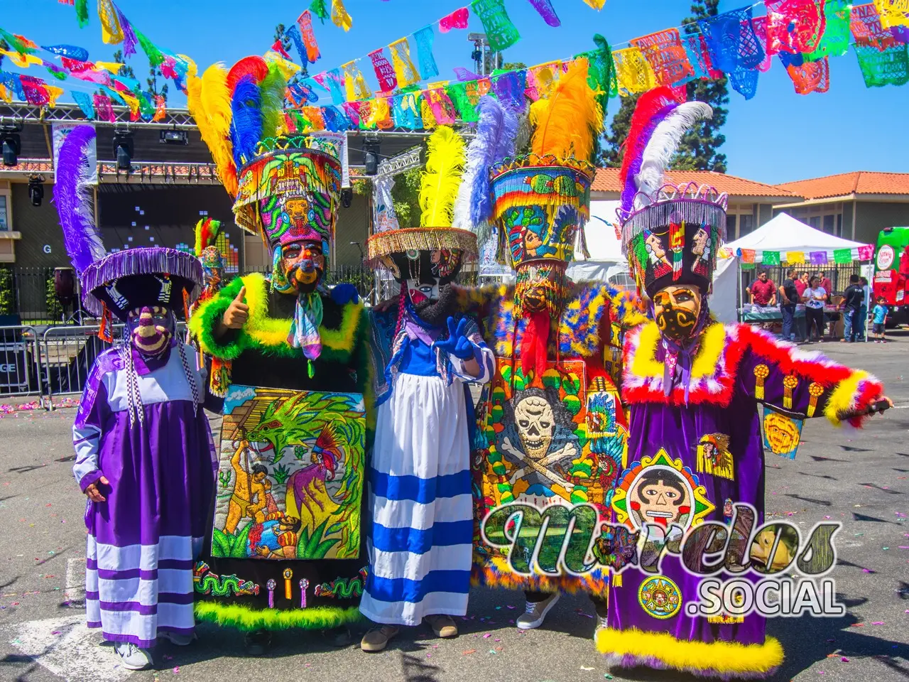 Chinelos de diferentes estilos en el Carnaval Morelense en California, USA 2021