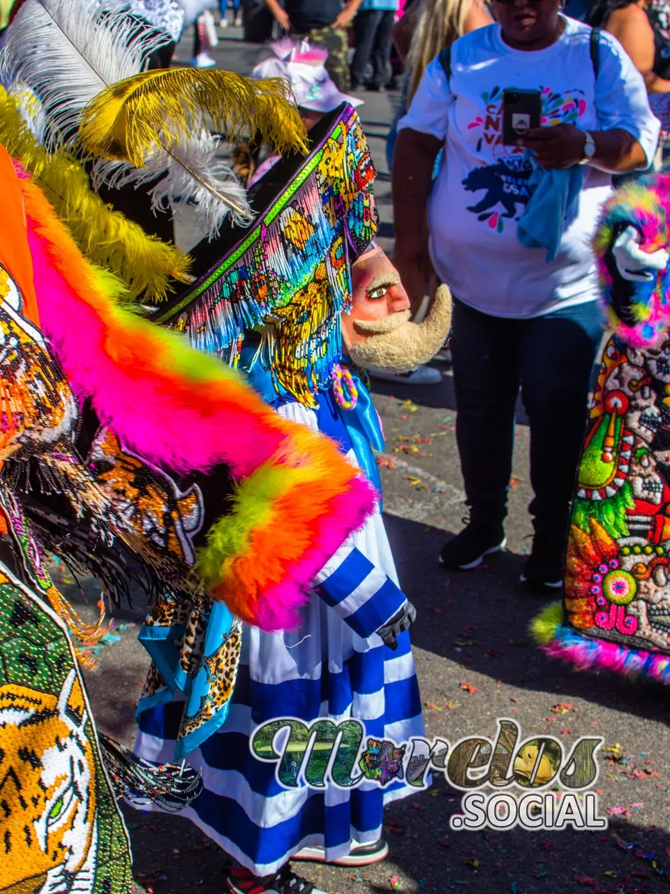 Joven chinelo bailando en California.