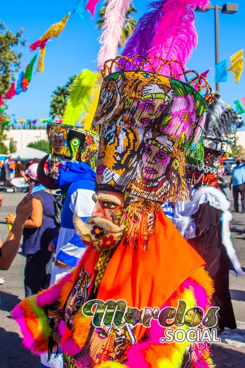 Los Chinelos brincando en California.