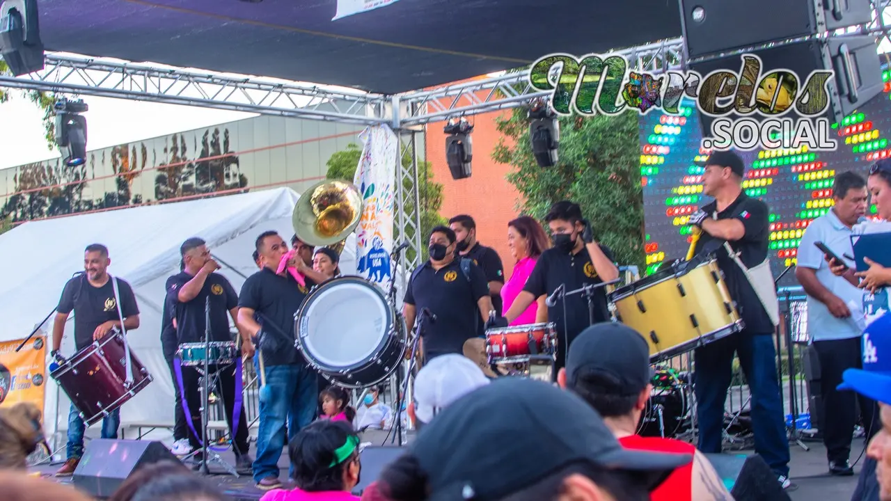 Los sones de la banda de viento desde el escenario.