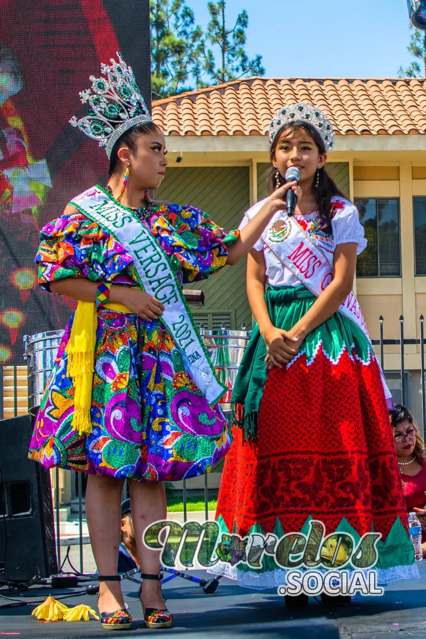 Pequeñas reinas del carnaval de Morelos, dando discurso por su participación en la divertida fiesta