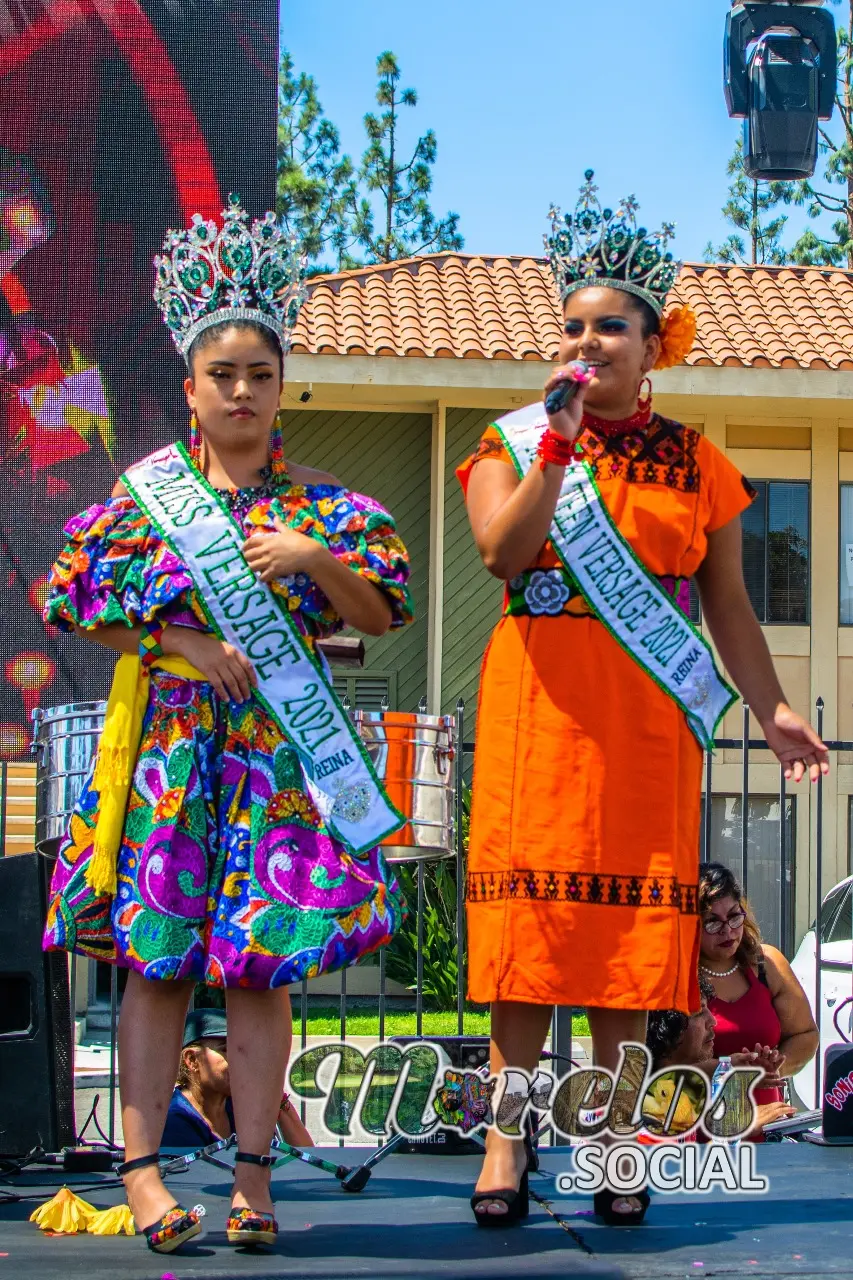 Pequeñas reinas del carnaval de Morelos, dando discurso por su participación en la divertida fiesta