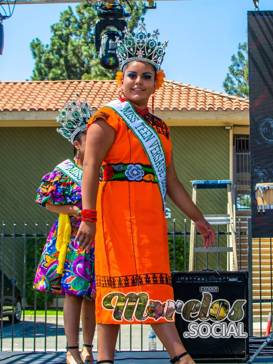 Una de las reinas de carnaval con su bonito vestido típico color naranja