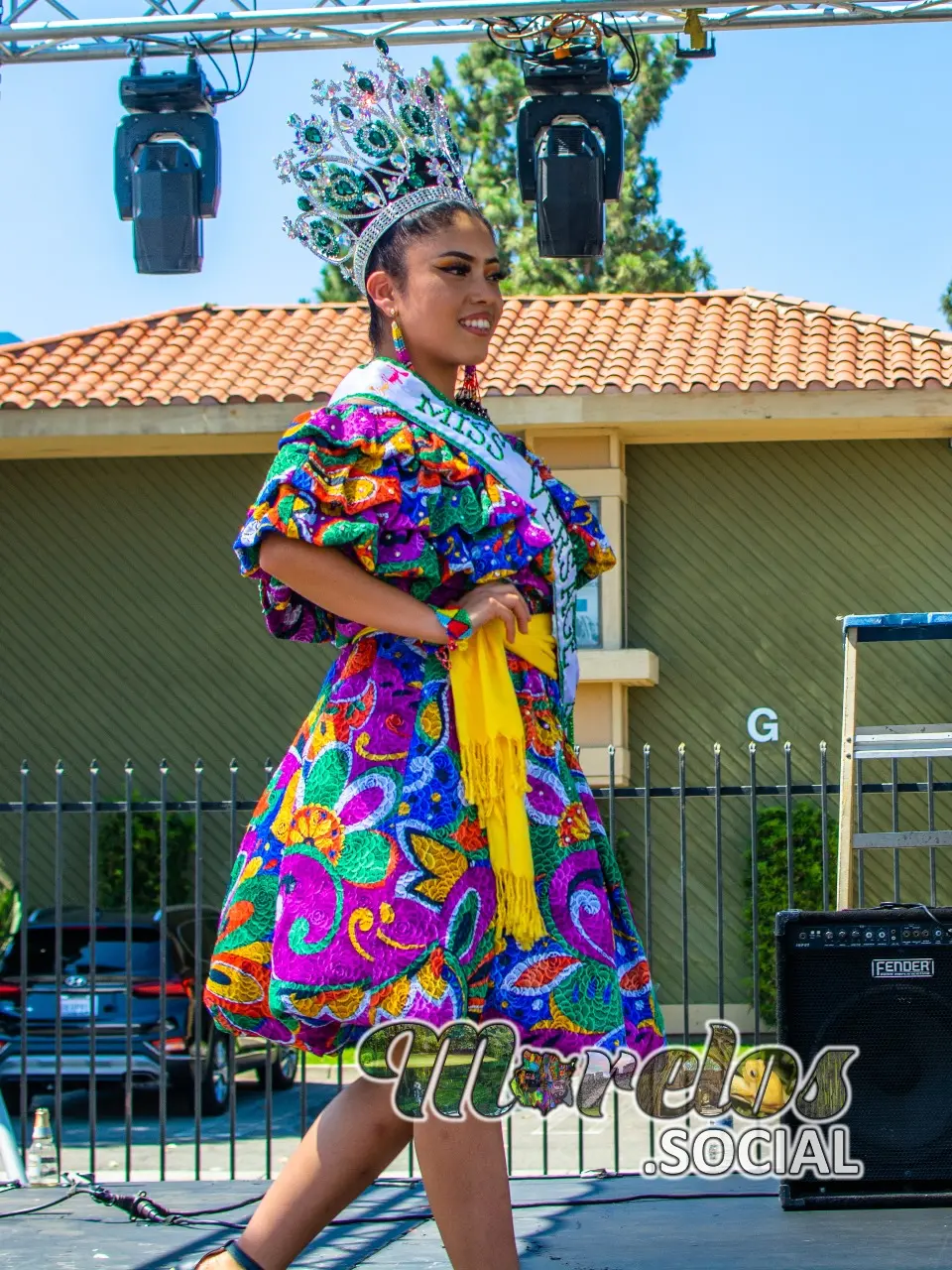 Reina de carnaval en el desfile luciendo su bello vestido típico