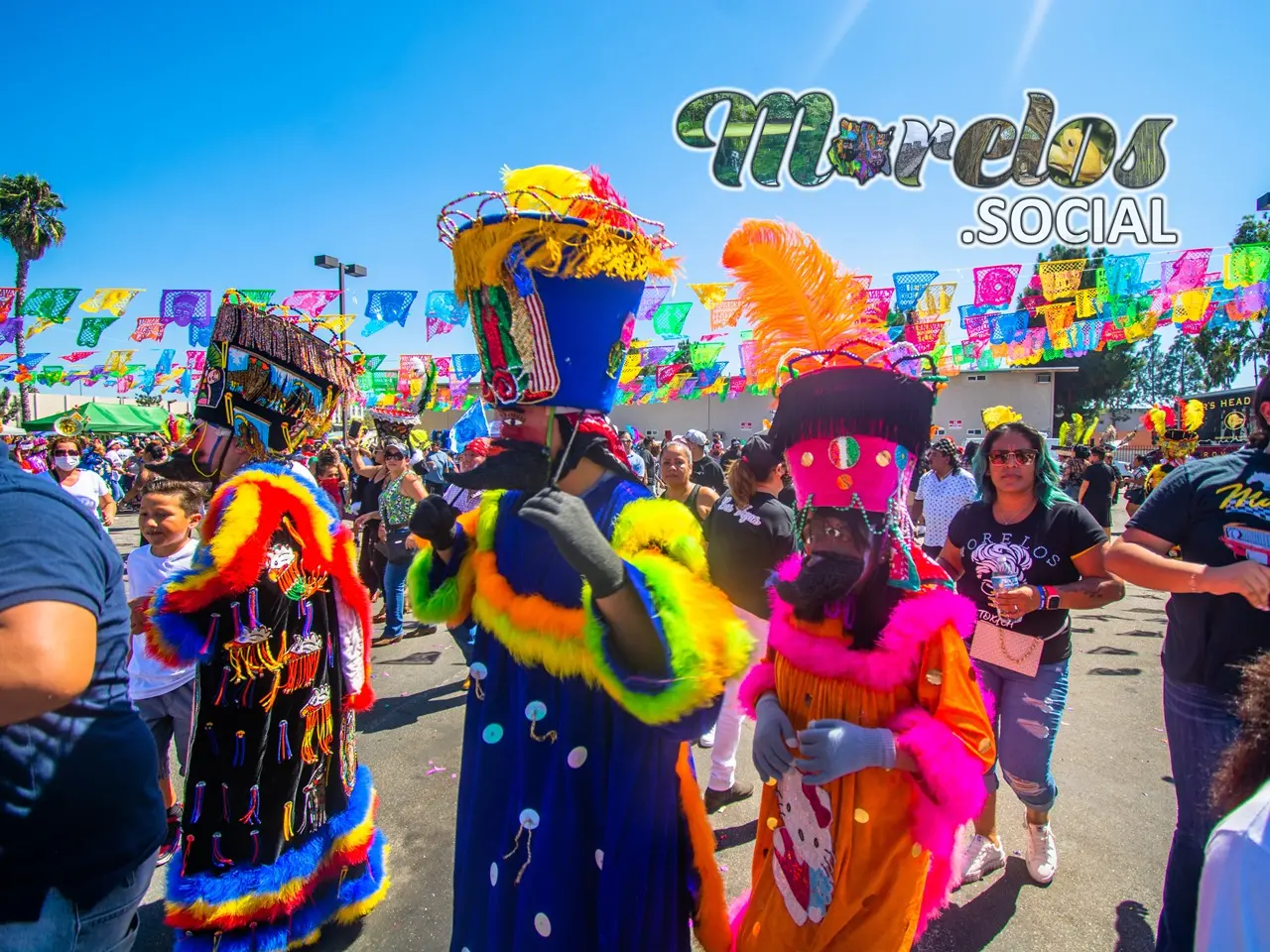 Chinelos incorporándose a la comparsa.