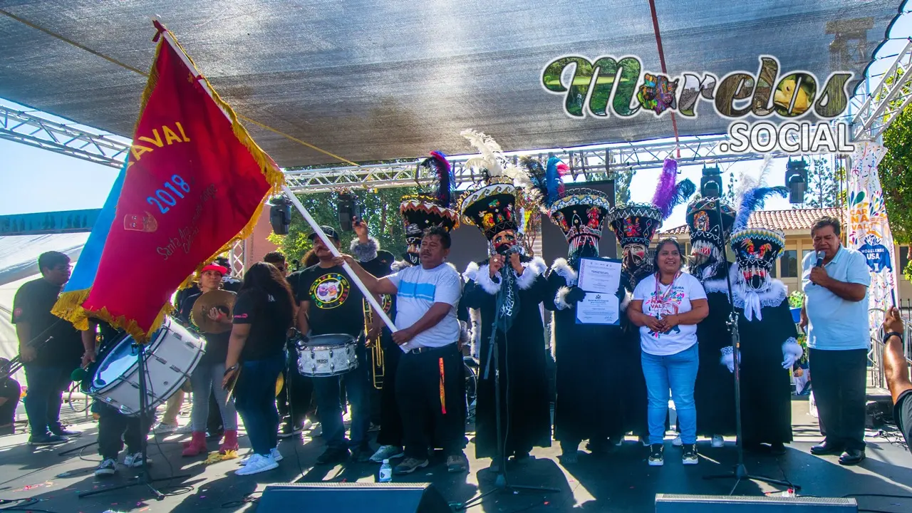 Comparsa feliz de haber asistido al carnaval de Morelos