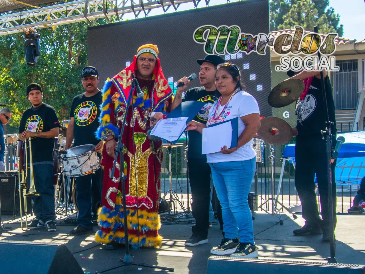 Dando reconocimiento al chinelo por haber participado en el carnaval morelense