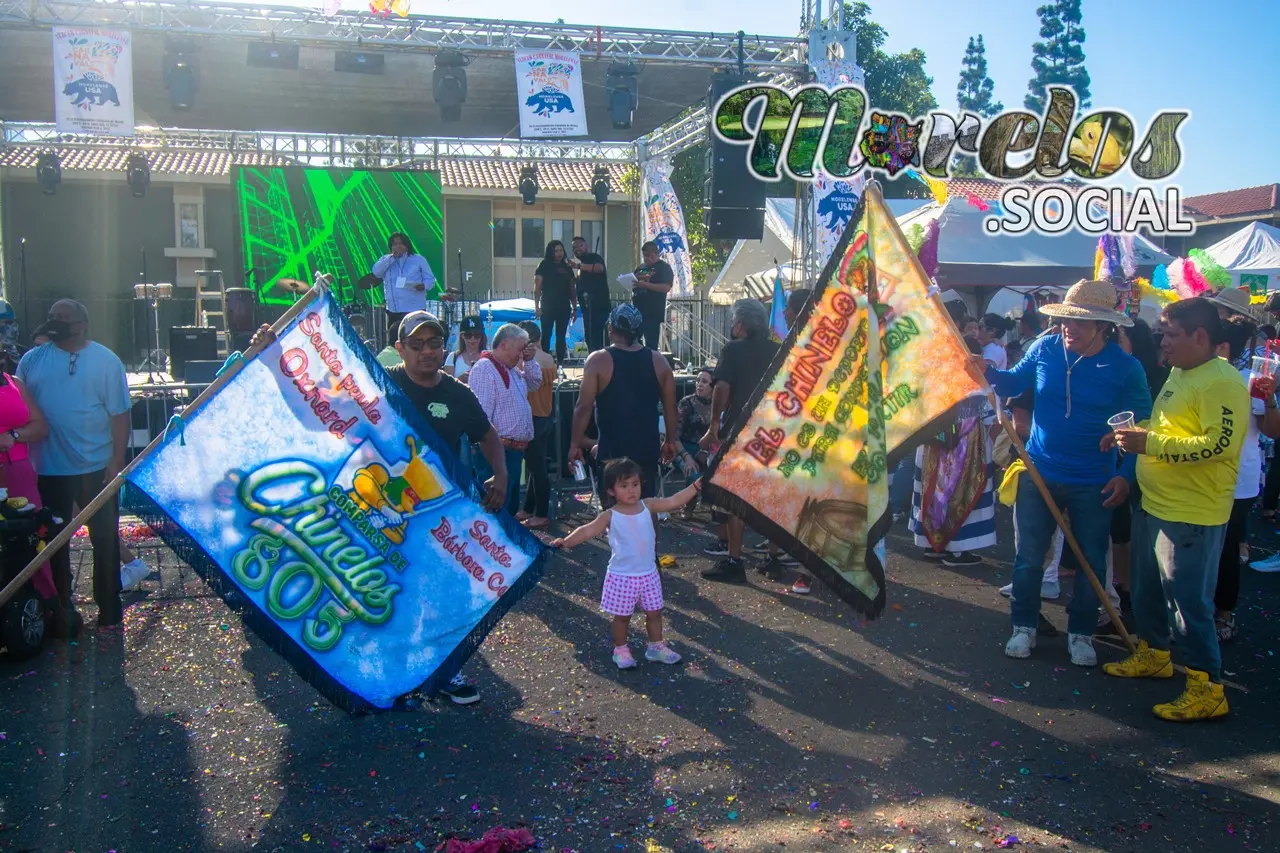 Las banderas de la comparsa en carnaval morelense 2021.