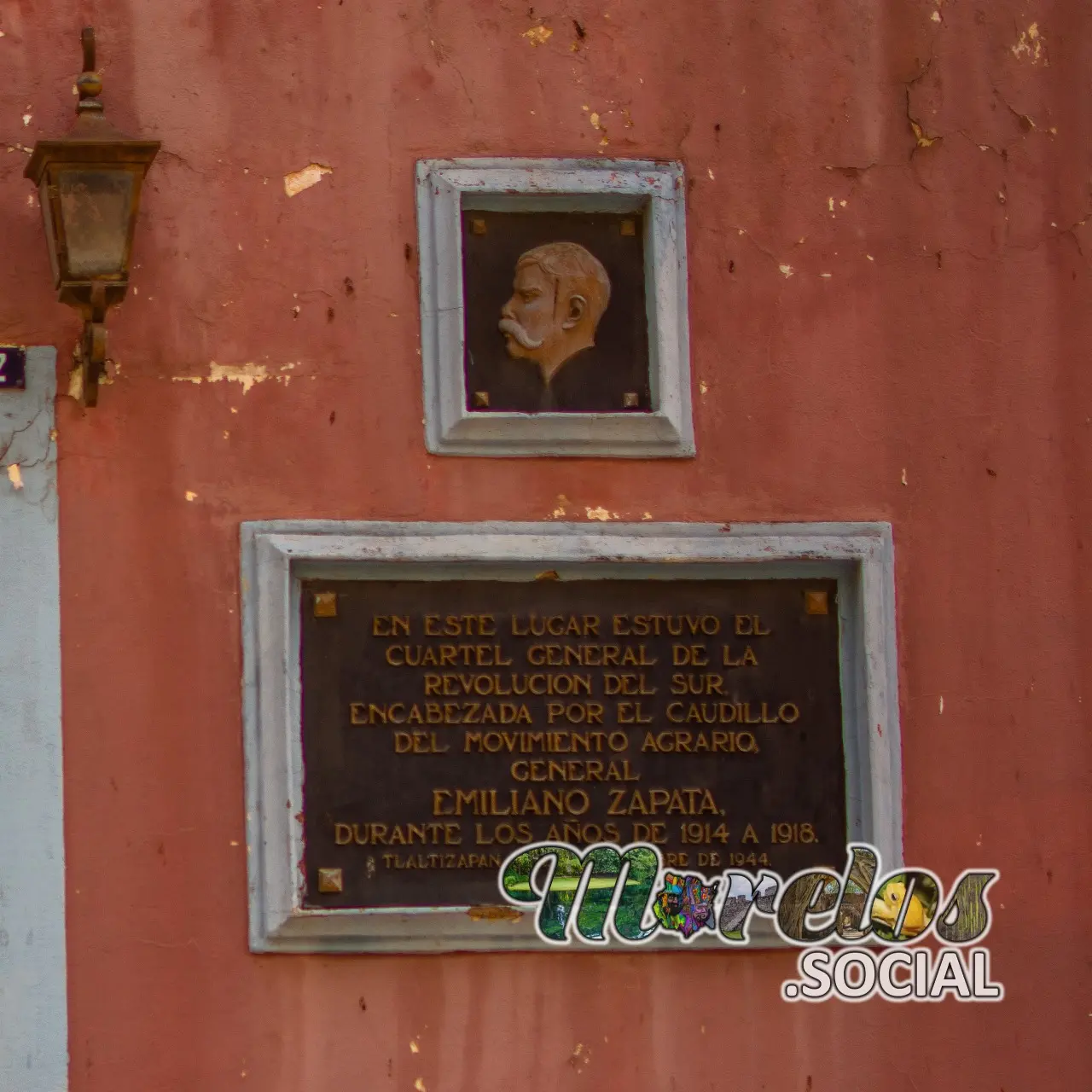 Placa conmemorativa en la entrada del cuartel general de Emiliano Zapata