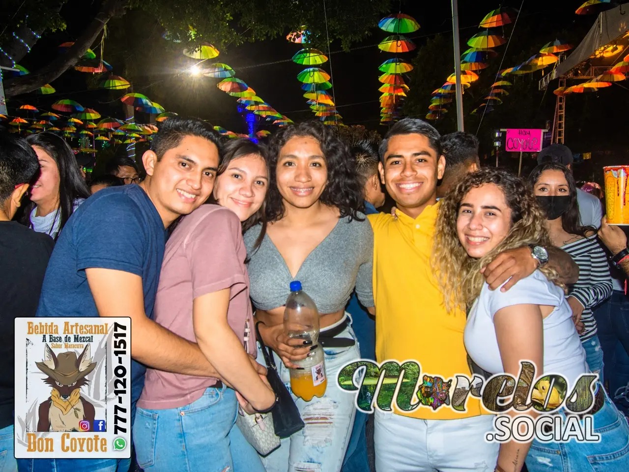 Reencuentro entre amigos en el animado centro de Tlaltizapán.