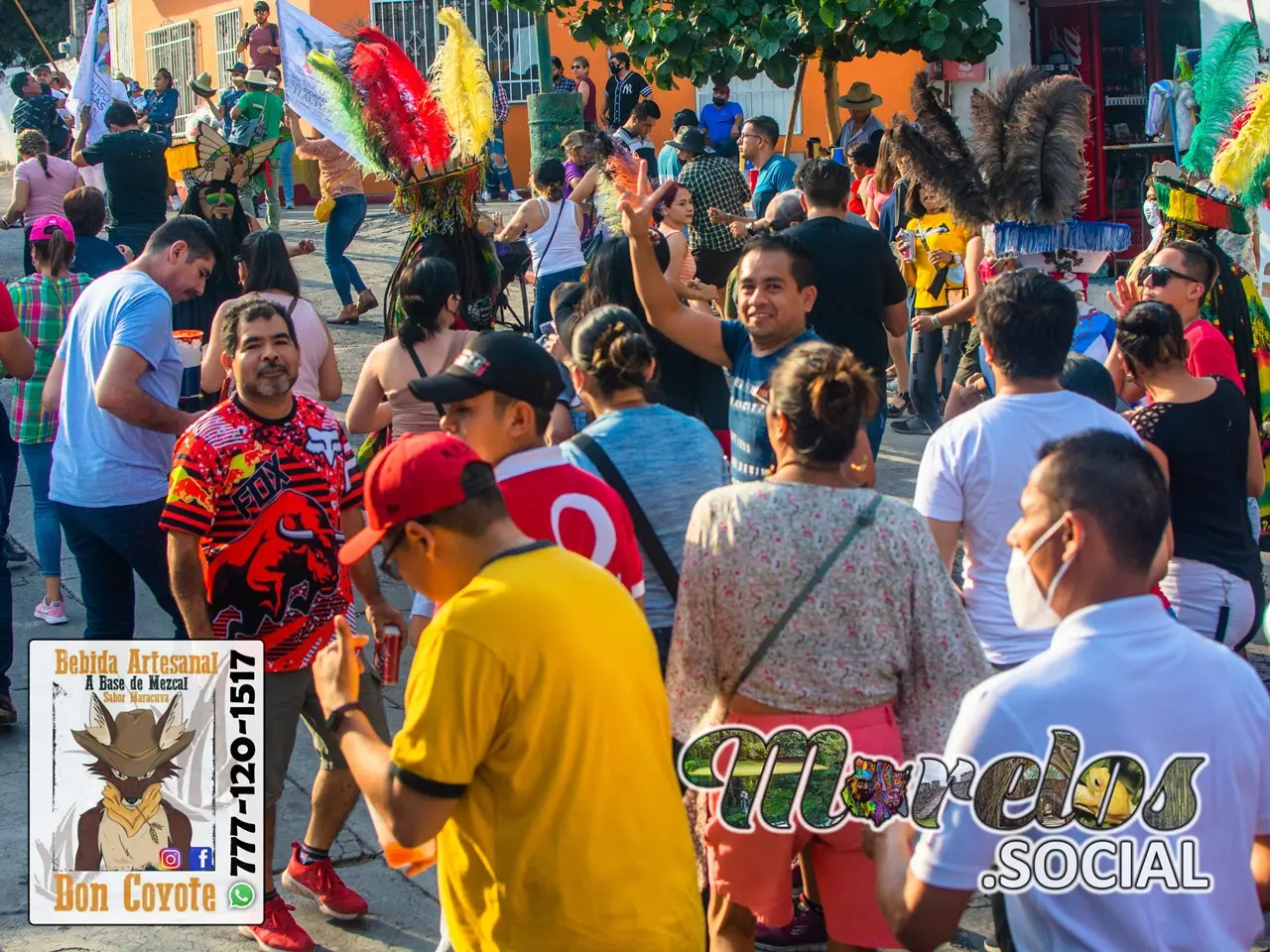 Amigos de Tlalti brincando al son del chinelo.