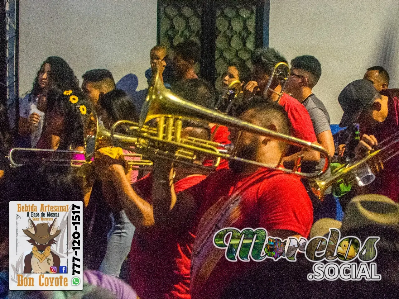 Banda de viento tocando sones de chinelo sobre avenida 5 de febrero.