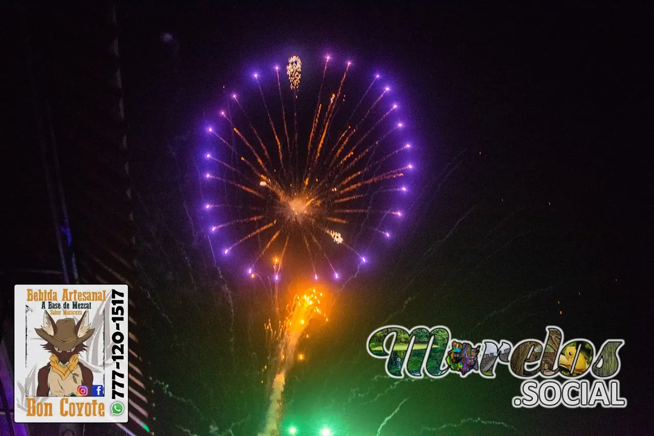 En Tlaltizapán hay luces en el cielo por los fuegos artificiales.