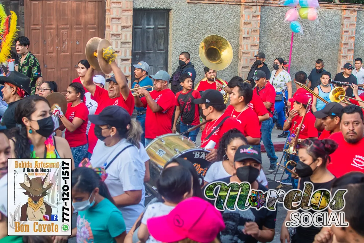 Banda de viento tocando sones de chinelo sobre avenida Amador Salazar.