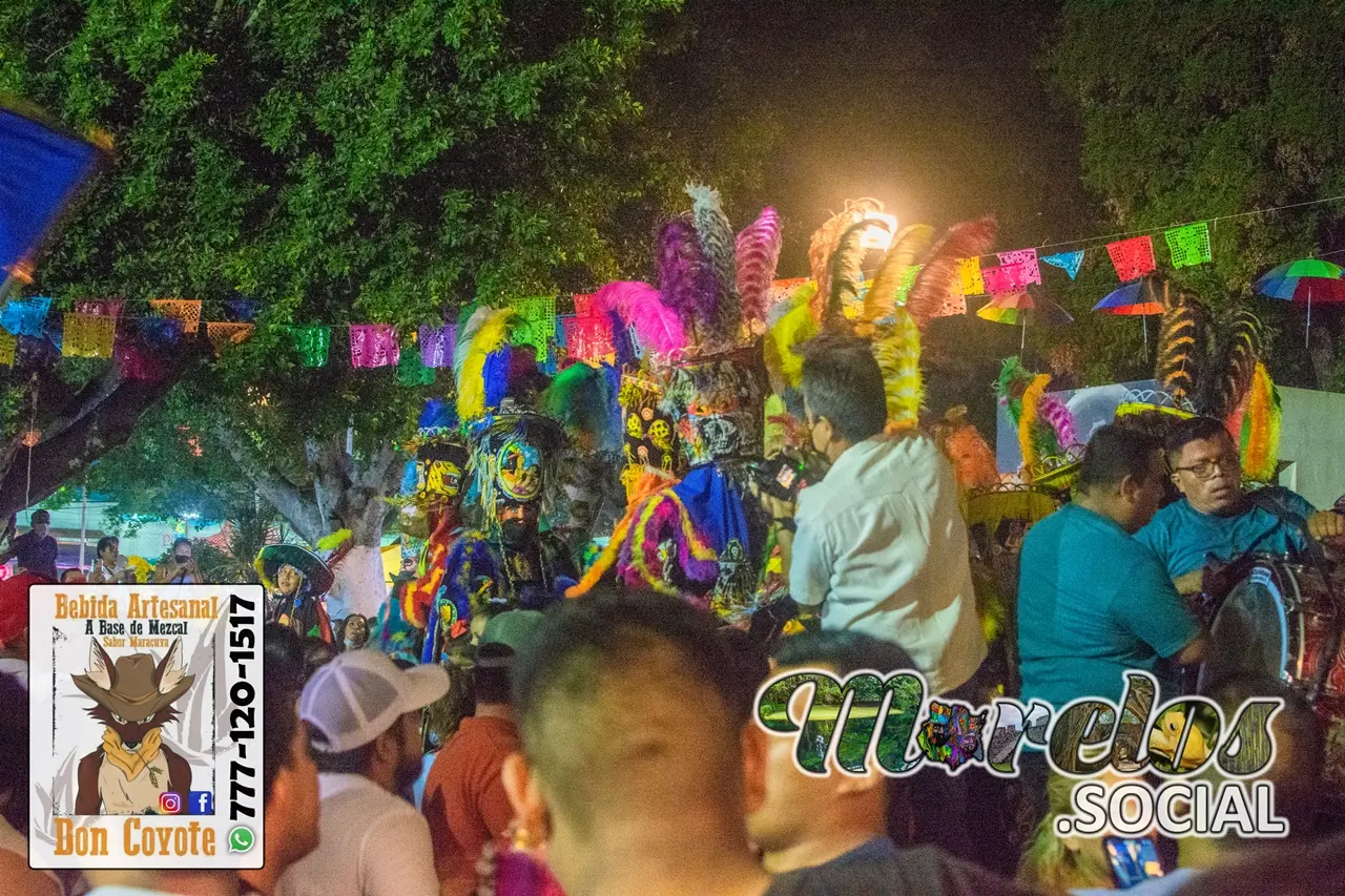 Chinelos en el centro de Tlaltizapán, encuentro de comparsas 2022.