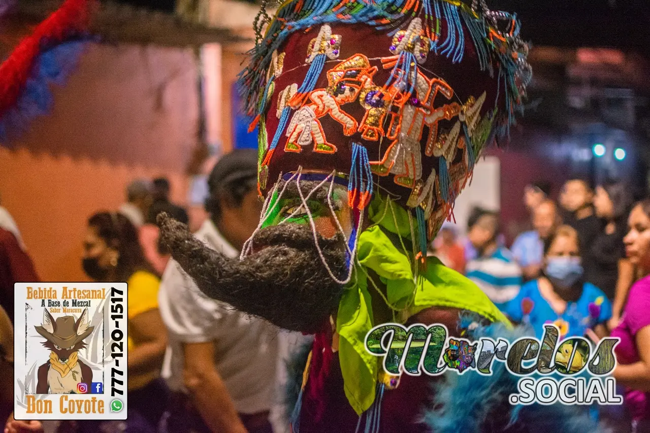 Máscara y sombrero de Chinelo.