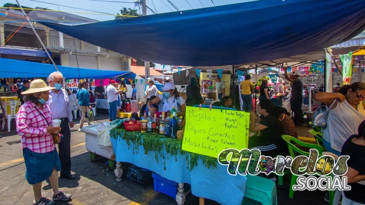 Puestos de bebidas refrescantes en la Feria del Pulque y la Barbacoa 2022 de Huitzilac