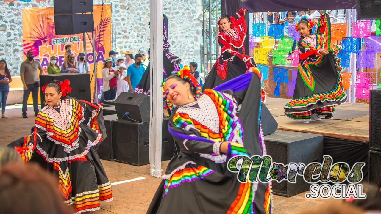 Grupo de mujeres presentando bonito y colorido bailable