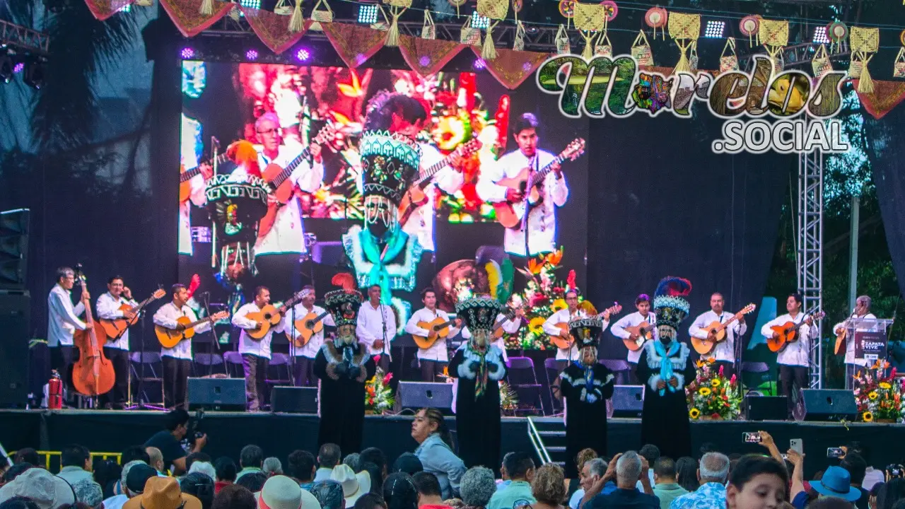 Rondalla Cultural Tepozteca junto Chinelo tradicional de Tepoztlan