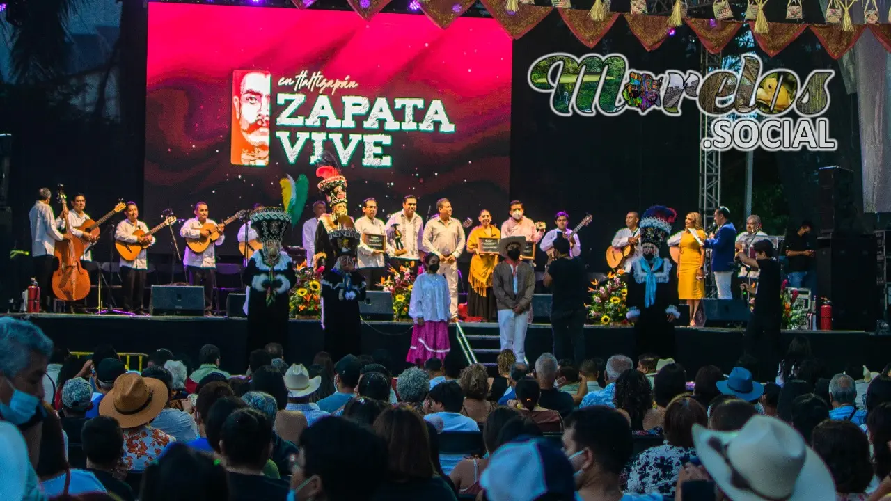 Presidente de Tlaltizapan con Rondalla Cultural Tepozteca en el Teatro del pueblo