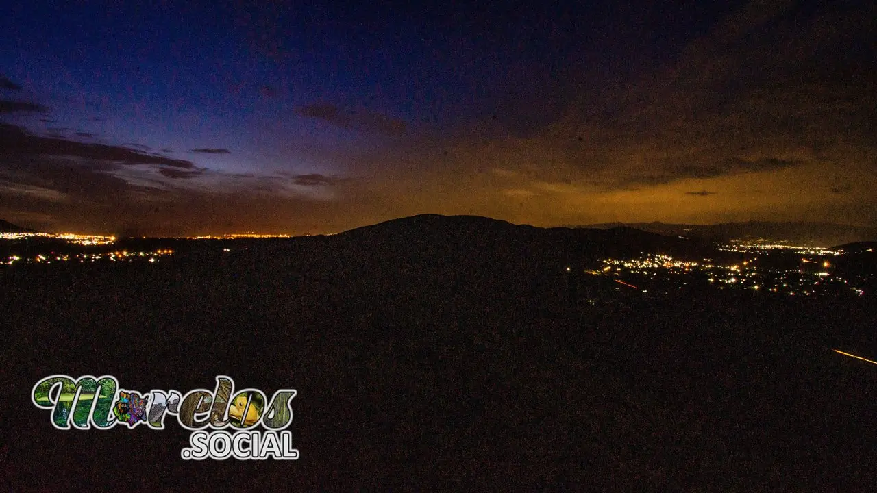 Noche sobre la sierra Montenegro en localidad de Alejandra en Tlaltizapán.