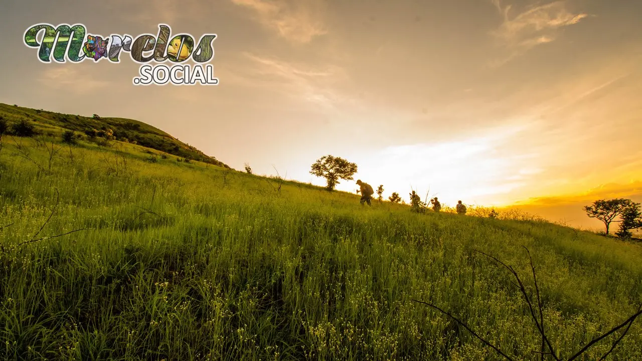 Subiendo el cerro de Atlacholoaya al atardecer.