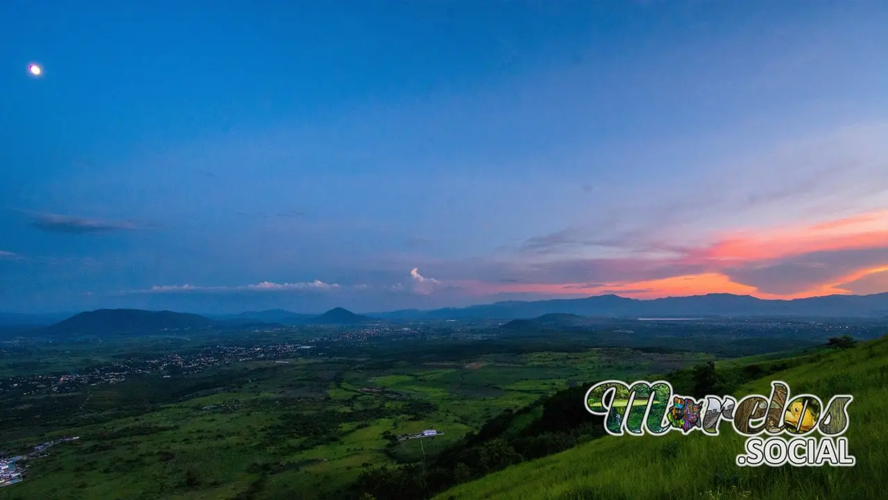 La luna se levanta y el sol cae, en las agradables tierras del estado de Morelos.