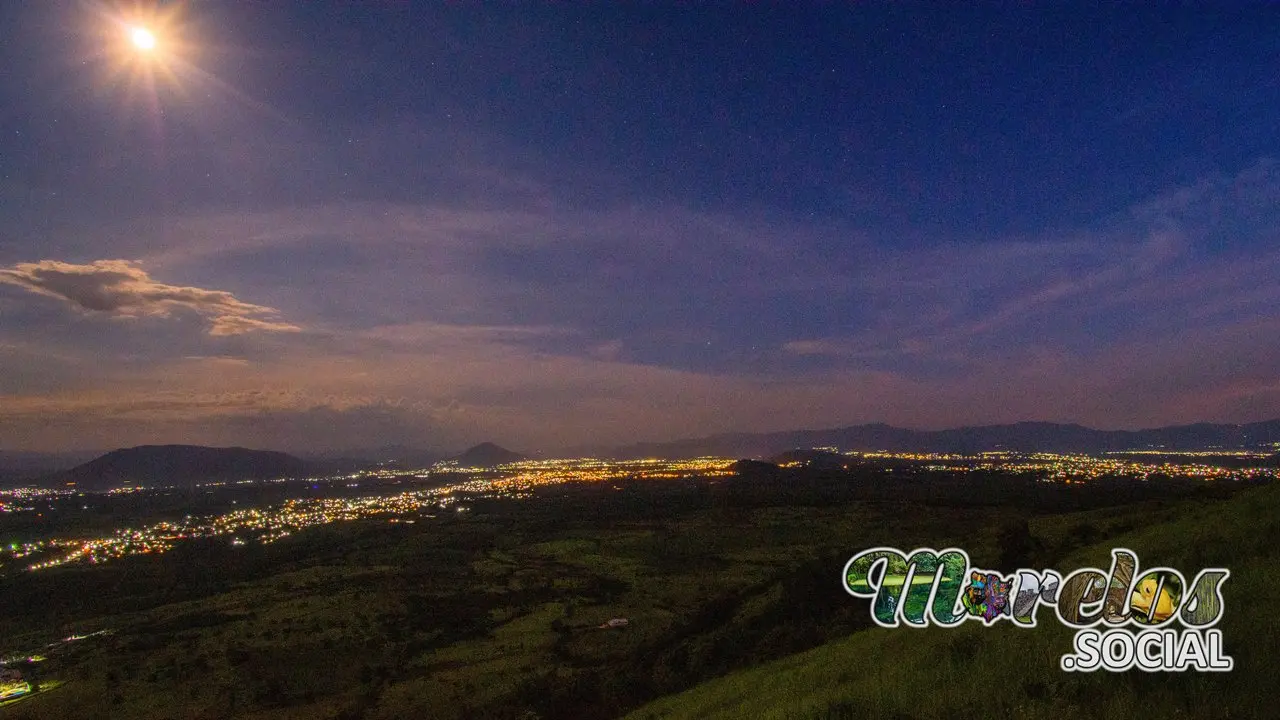 La luna brilla en lo alto, las luces se encienden al anochecer en el sur de Morelos.