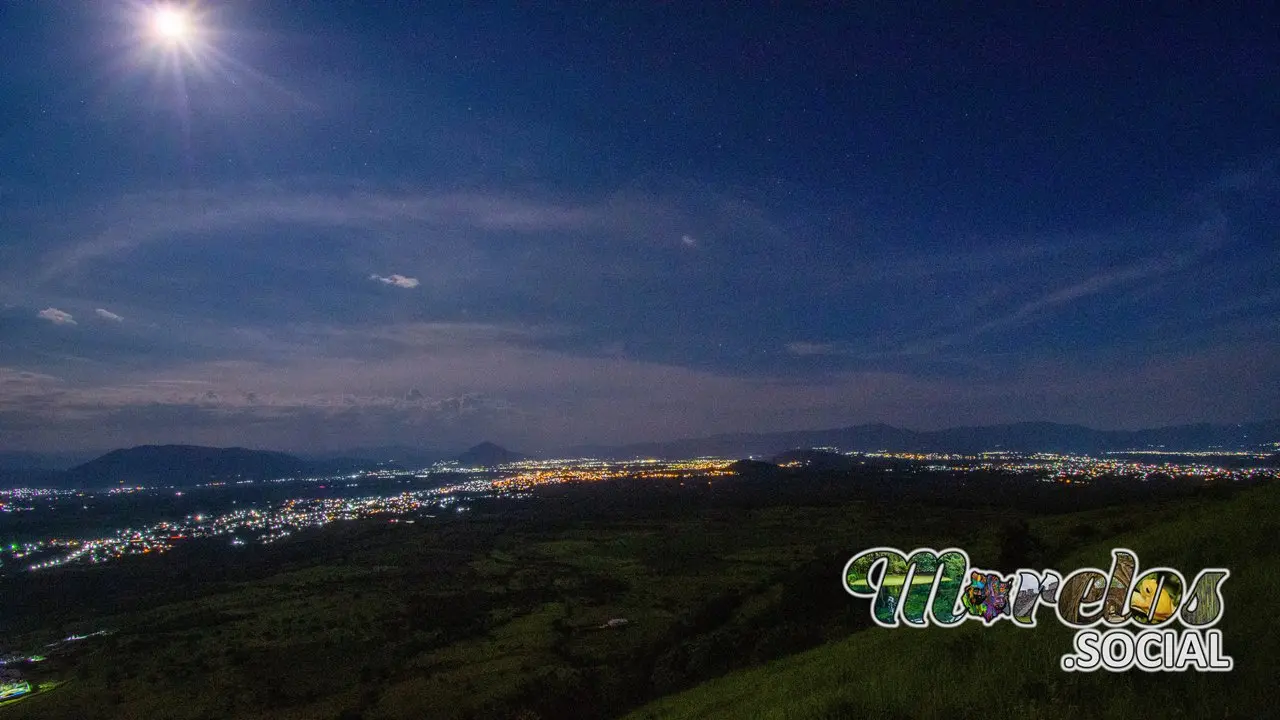 La luna brilla en lo alto y en el cielo las estrellas resplandecen.