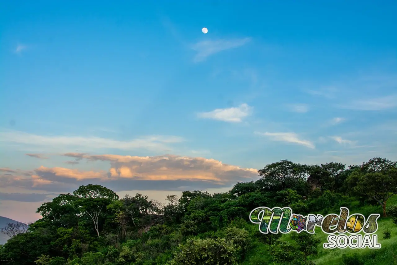 Luna visible en cielo despejado, ameno atardecer sobre el cerro de Atlacholoaya.