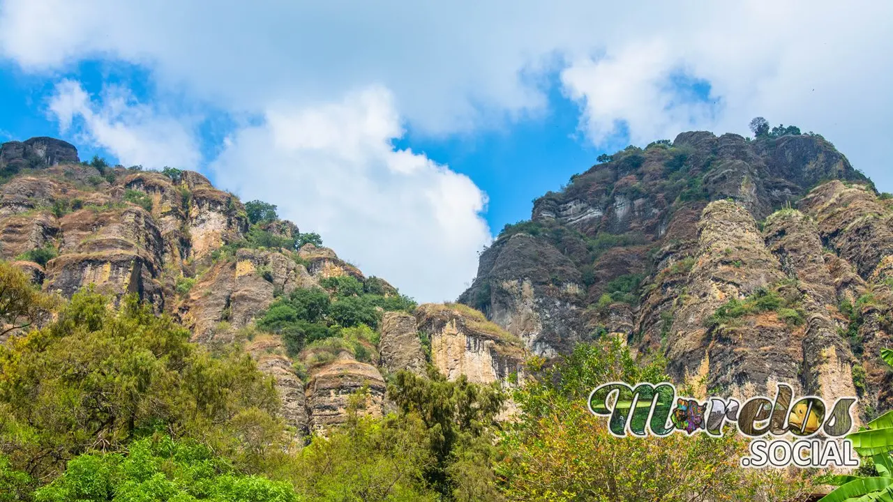 Los cerros de Ocelotepetl y el cerro de Tlacatepetl.