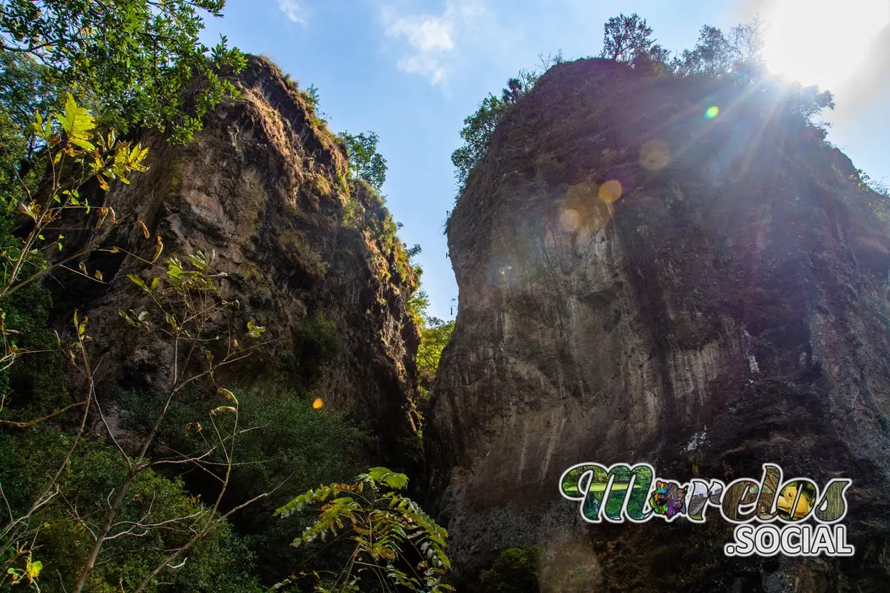 Subiendo rumbo a la pirámide del Tepozteco.