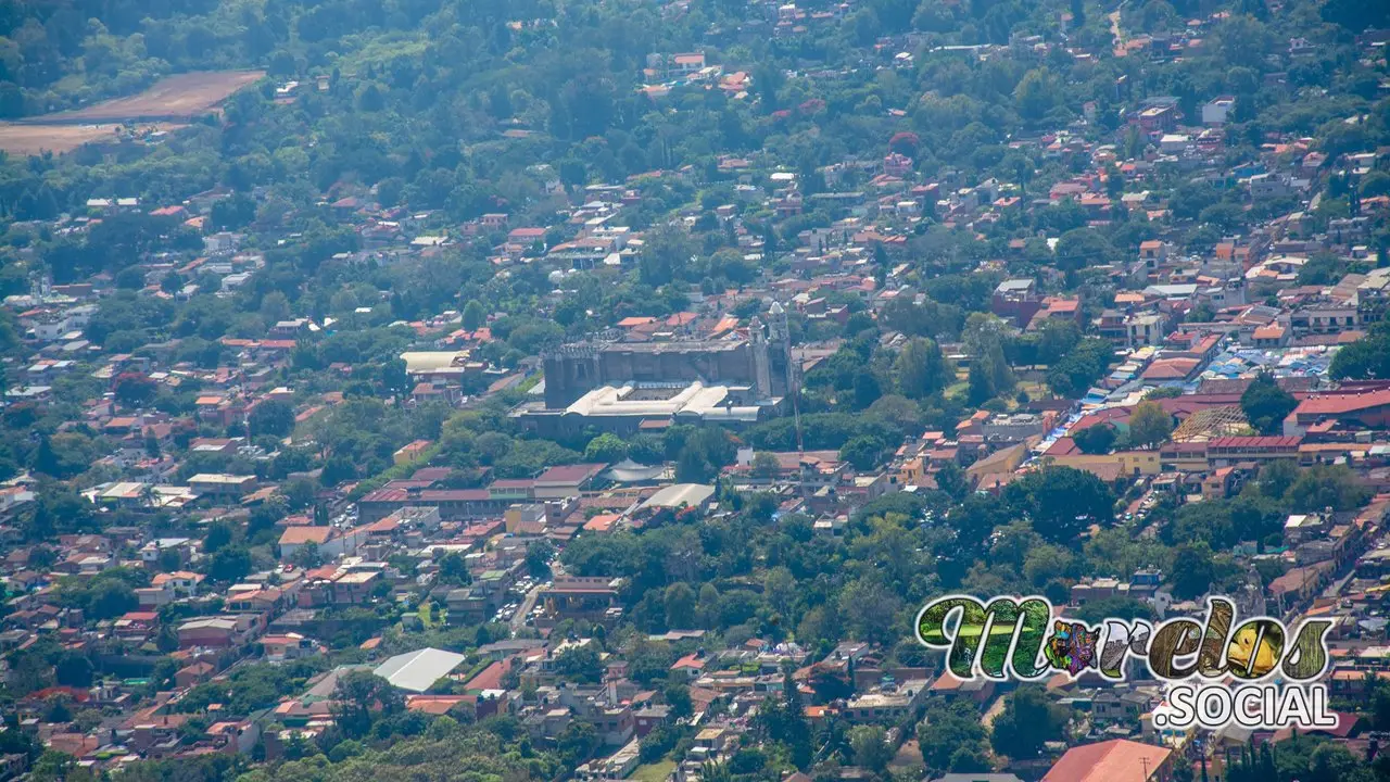 El pueblo de Tepoztlán y el convento de la natividad de María.