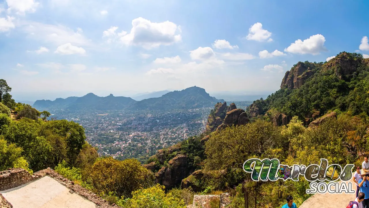 Recargando energías desde la mágica cima del cerro del Tepozteco.