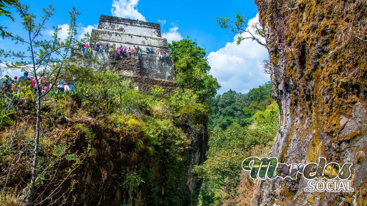 En la cima del cerro, la pirámide del Tepozteco.