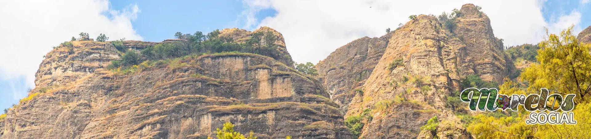 Los cerros de Ocelotepetl y el cerro de Tlacatepetl en Tepoztlán.