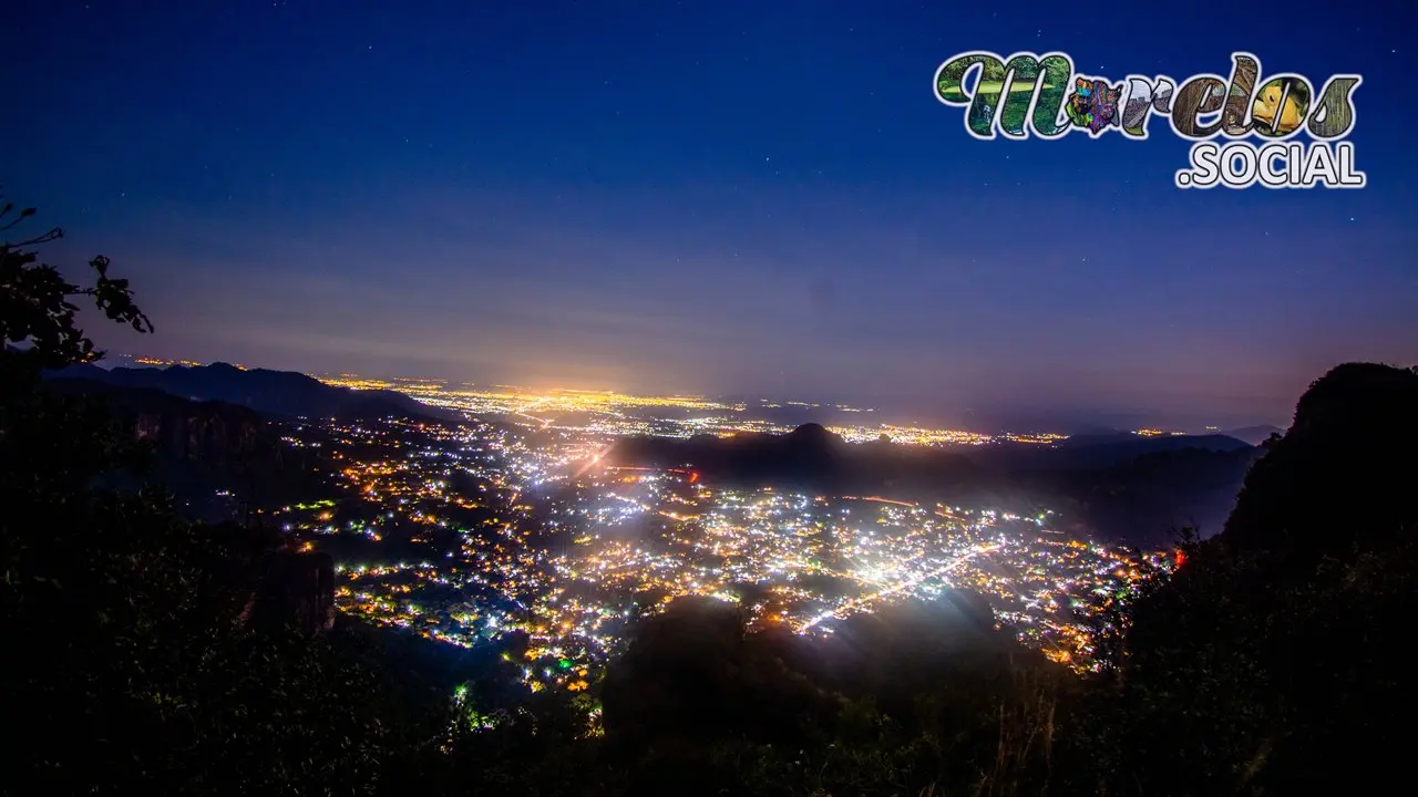 Las luces del pueblo de Tepoztlan durante la noche.