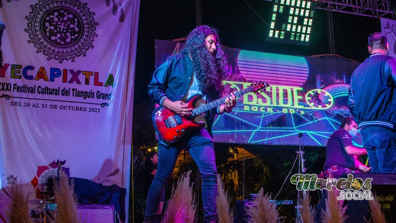 Guitarrista de B-side, haciendo vibrar las cuerdas