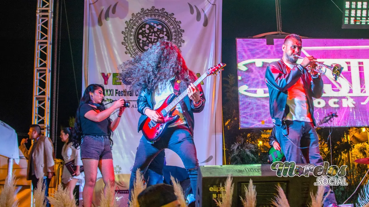 Guitarra y Trompeta del grupo de rock B-side en Yecapixtla.