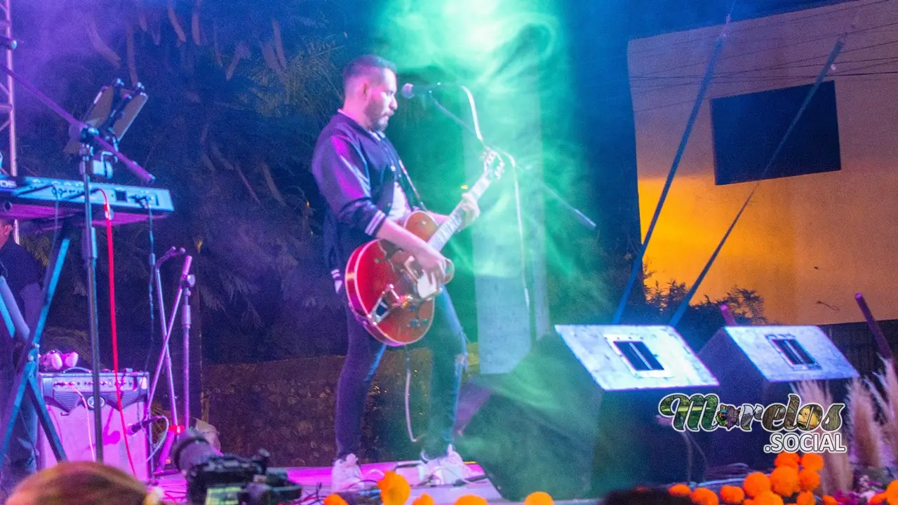 Guitarrista de B-side, en escenario de Yecapixtla.