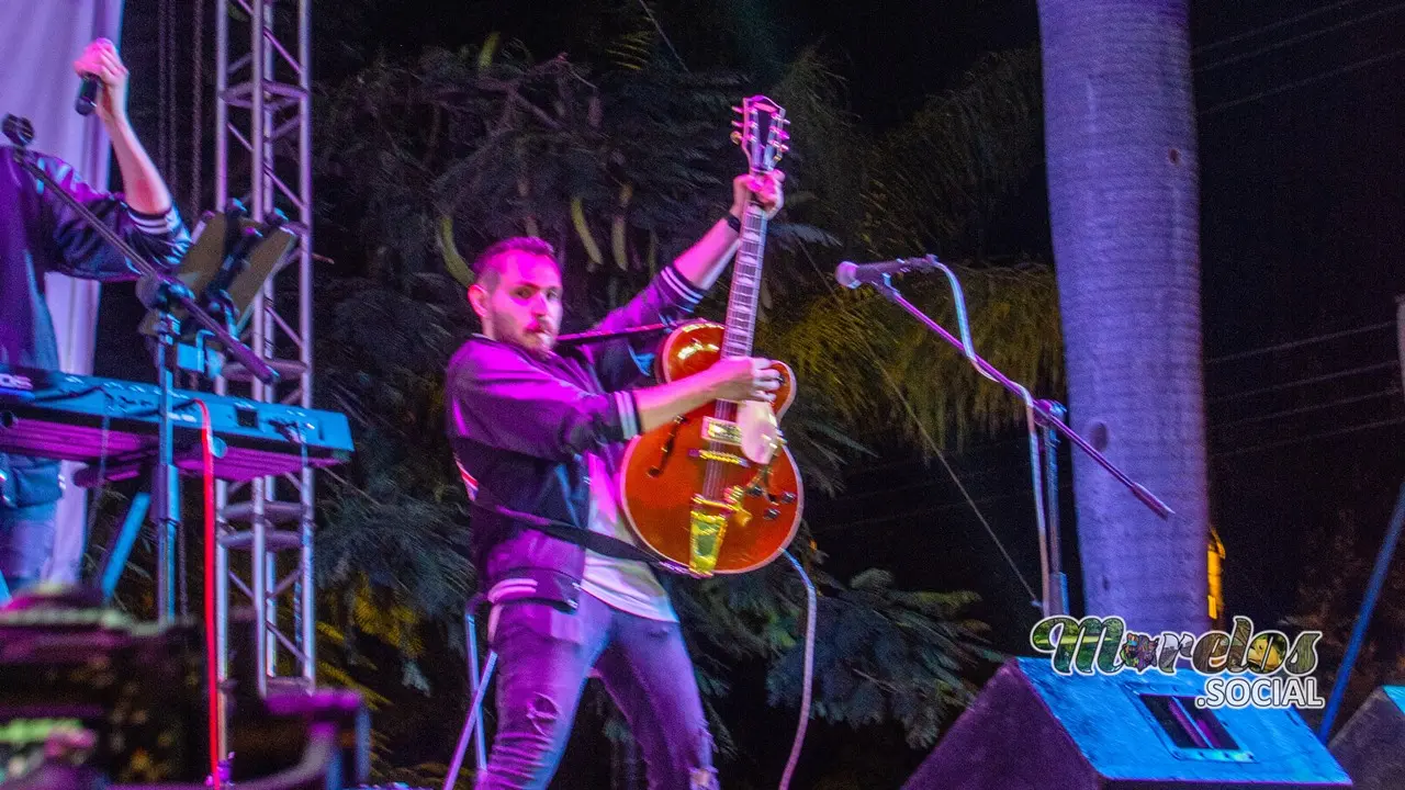 Guitarrista de B-side, en escenario de Yecapixtla.