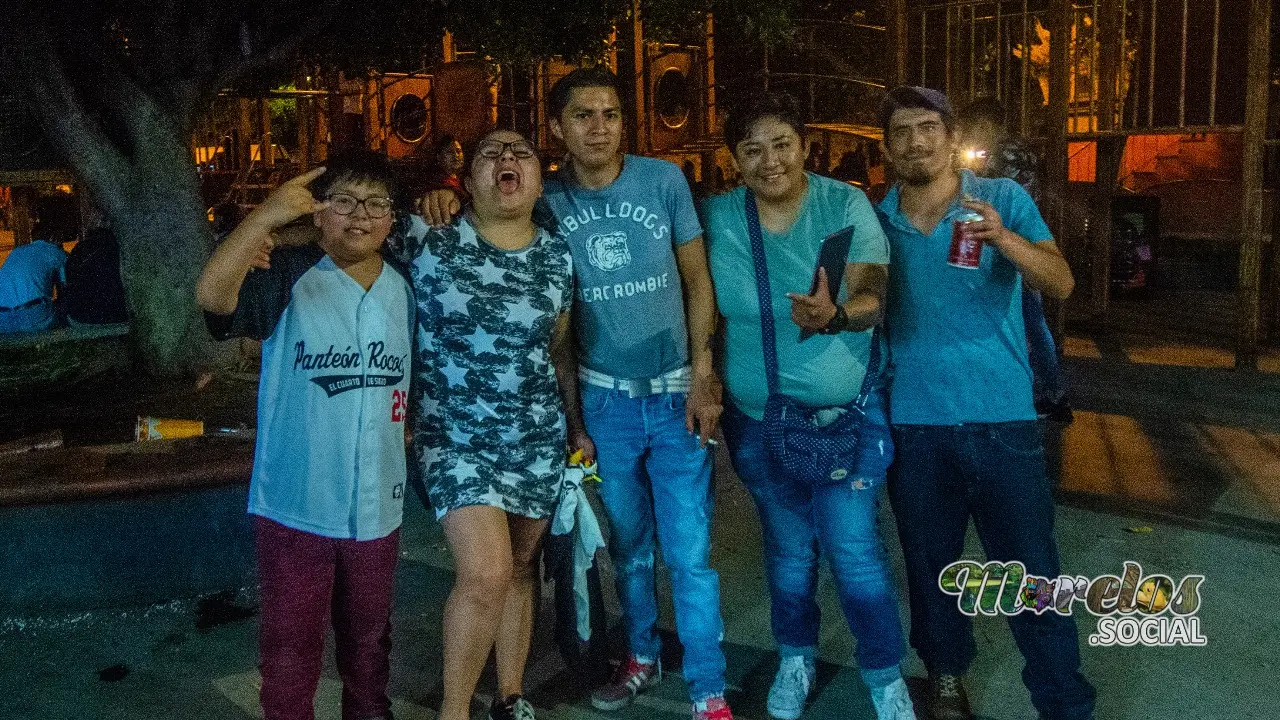 Amigos asistentes al centro de yecapixtla durante el festival cultural del tianguis grande