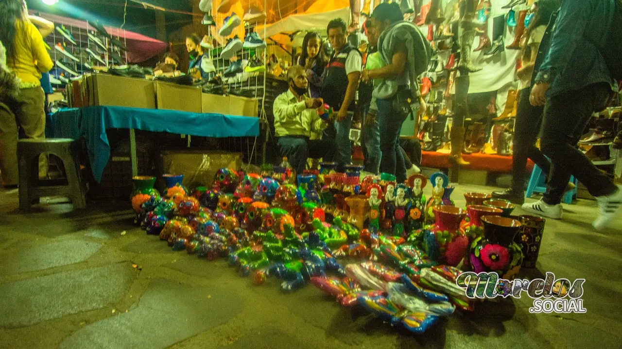 Por la noche los artesanos en el tianguis grande de Yecapixtla, Morelos.