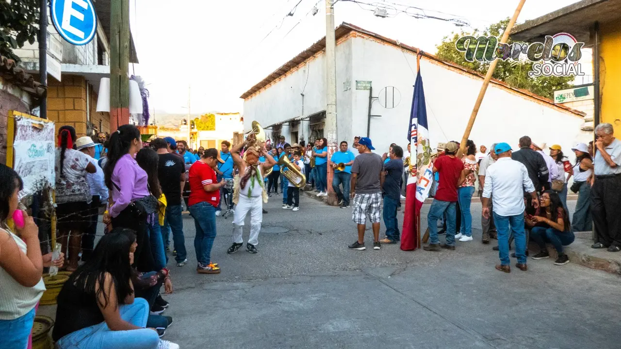 Tlayacapan Morelos, la comparsa avanza entre las calles.