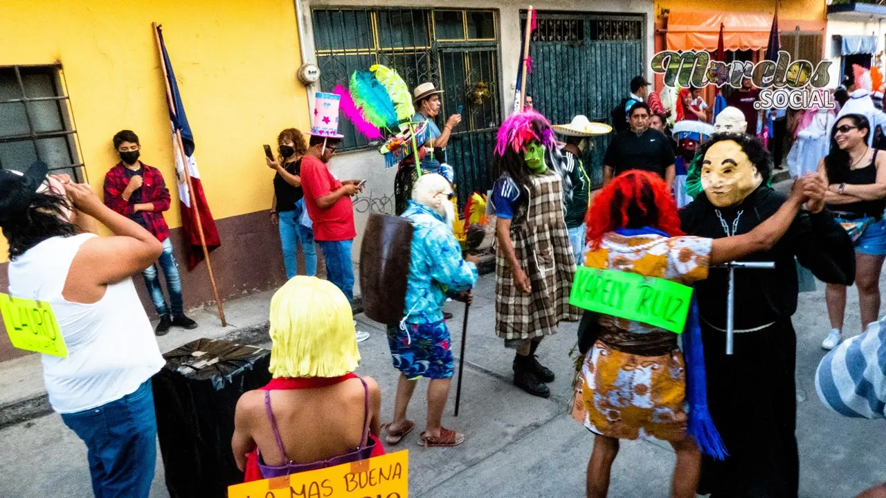 Los disfrazados, poniendo ambiente en Tlayacapan, Morelos.