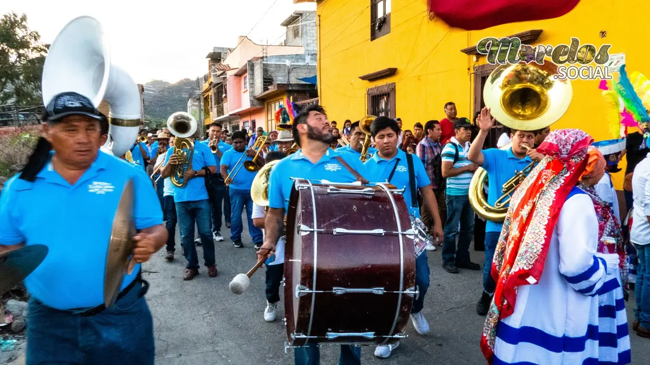 La banda de viento haciendo sonar los sones de chinelos en Tlayacapan.