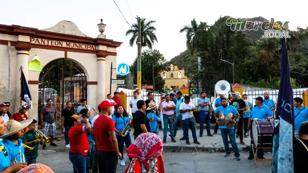 A la entrada del panteón municipal de Tlayacapan, Morelos.