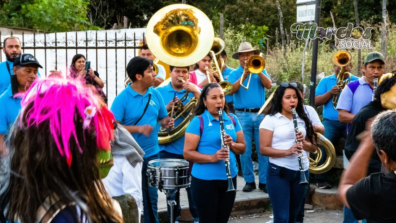 La banda de viento interpretando sones de chinelo.